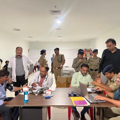 मुख्यमंत्री के निर्देश पर एयरपोर्ट पर जिला प्रशासन की टीम मुस्तैद, यात्रियों का स्वास्थ्य जांच, आवश्यक उपचार, रिफ्रेशमेंट कराने के बाद स्पेशल वाहनों से भेजा जा रहा आईएसबीटी देहरादून और ऋषिकेश।