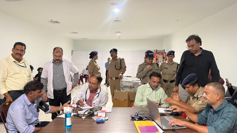 मुख्यमंत्री के निर्देश पर एयरपोर्ट पर जिला प्रशासन की टीम मुस्तैद, यात्रियों का स्वास्थ्य जांच, आवश्यक उपचार, रिफ्रेशमेंट कराने के बाद स्पेशल वाहनों से भेजा जा रहा आईएसबीटी देहरादून और ऋषिकेश।
