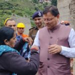 धराली की कठिन परिस्थितियों में बहन-भाई के इस रिश्ते का यह मार्मिक पल वहां मौजूद हर व्यक्ति की आंखें नम कर गया। आपदा के मलबे के बीच जन्मा यह अपनत्व का दृश्य मानवता, संवेदनशीलता और भाईचारे की सबसे सुंदर मिसाल बन गया   
