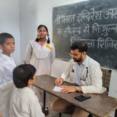 इस अवसर पर श्री महंत इन्दिरेश अस्पताल के विभिन्न विभागों से विशेषज्ञ चिकित्सकों की टीम ने स्वास्थ्य परामर्श प्रदान किया तथा ईसीजी, ब्लड शुगर, ब्लड प्रेशर जैसी आवश्यक स्वास्थ्य जांचें निःशुल्क की गईं।साथ ही, रोगियों को आवश्यक दवाएं भी मुफ्त वितरित की गईं।