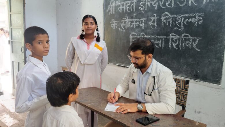 इस अवसर पर श्री महंत इन्दिरेश अस्पताल के विभिन्न विभागों से विशेषज्ञ चिकित्सकों की टीम ने स्वास्थ्य परामर्श प्रदान किया तथा ईसीजी, ब्लड शुगर, ब्लड प्रेशर जैसी आवश्यक स्वास्थ्य जांचें निःशुल्क की गईं।साथ ही, रोगियों को आवश्यक दवाएं भी मुफ्त वितरित की गईं।