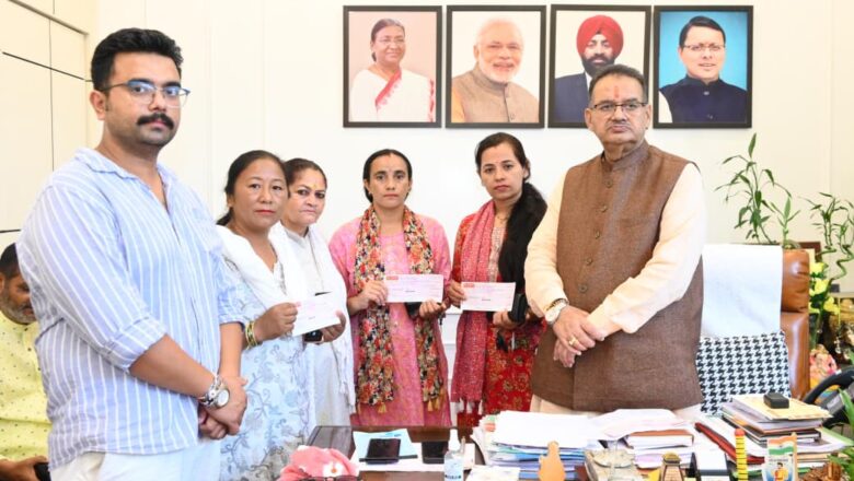 मंत्री जोशी ने विलासपुर कांडली में अतिवृष्टि से महेंद्र गुरुंग, चुन्नी लाल, महेश प्रसाद और मोनिका के घरों में दरारें एवं पुश्ता और आंगन क्षतिग्रस्त होने पर उन्होंने शीघ्र आपदा मानकों के अनुसार इस्टीमेट तैयार करने के अधिकारियों को निर्देश भी दिए