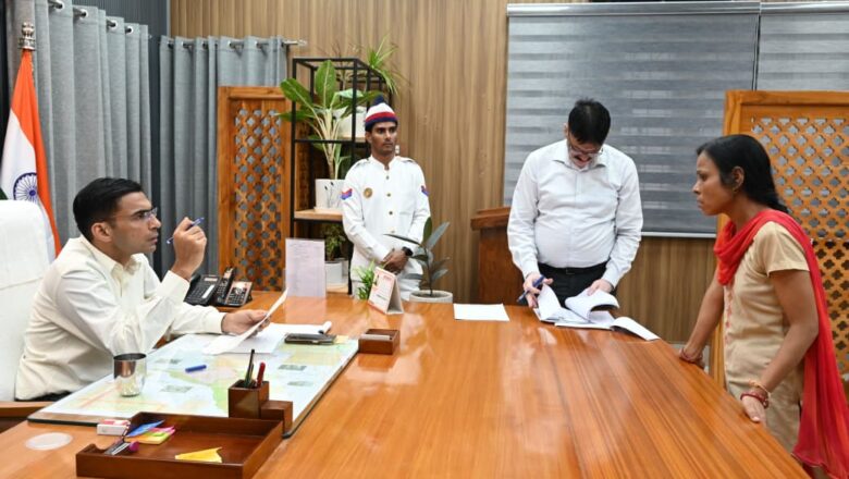 दुखियारी एकल मां रजनी की पुकार पर जिलाधिकारी सविन बंसल बने सहारा, प्रशासन ने तुरंत की मदद की पहल   
