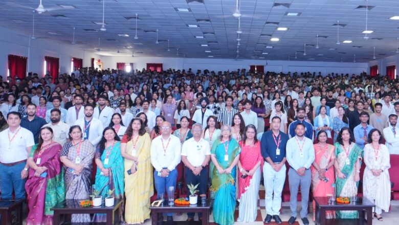 नई उम्मीदों, नए संकल्पों और नए सपनों के साथ विश्वविद्यालय में कदम रखते हुए छात्र-छात्राओं ने शपथ ली कि वे समाज और राष्ट्र की प्रगति में अपनी सार्थक भूमिका निभाएंगे।   