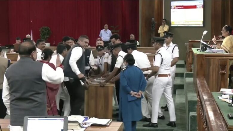 चेहरे का नक़ाब हटा, असलियत दिख गईभीड़ तो थी ही नहीं, अब नीयत भी दिख गई   