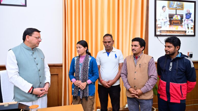 मुख्यमंत्री ने कहा कि प्रदेश के अन्य गांवों के लिए भी सारकोट आदर्श बनेगा   