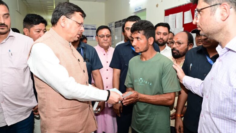 प्रभावित परिवारों को सीएम ने प्रदान किए 5-5 लाख के तत्कालिक सहायता धनराशि के चेक