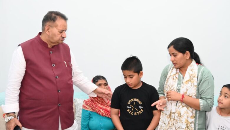 दिवंगत हवलदार विजय सिंह गुसाईं के परिवारजनों से सैनिक कल्याण मंत्री गणेश जोशी ने की मुलाकात, हर संभव सहयोग का दिया आश्वासन