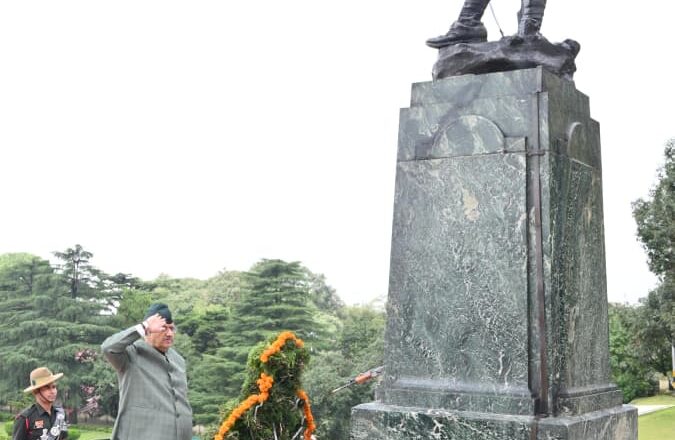 गढ़वाल राइफल्स रेजिमेंटल सेंटर में दो दिवसी भ्रमण के दौरान सुबे के सैनिक कल्याण मंत्री गणेश जोशी ने वार मेमोरियल पर पुष्पचक्र अर्पित कर शहीदों को श्रद्धांजलि दी   