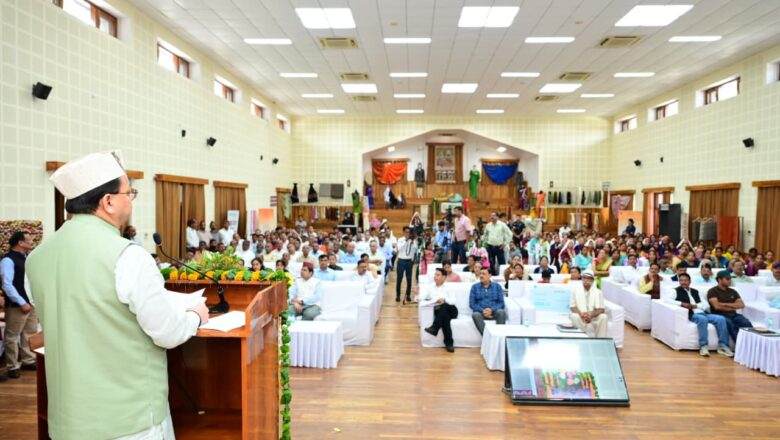 मुख्यमंत्री धामी ने कहा – प्रधानमंत्री विश्वकर्मा योजना और राष्ट्रीय हथकरघा विकास कार्यक्रम जैसी योजनाएँ कारीगरों को नई ऊर्जा और अवसर प्रदान कर रही हैं