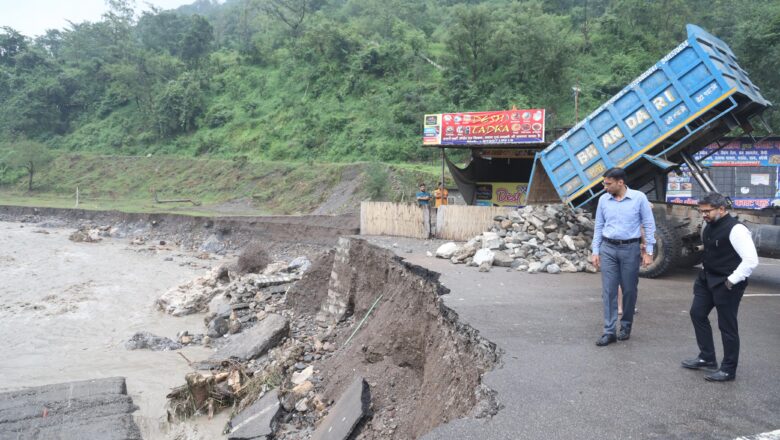 मालदेवता से लेकर मसूरी तक, जिलाधिकारी ने खुद हर प्रभावित स्थल पर पहुँचकर ज़मीनी हालात का जायज़ा लिया और विभागों को तत्काल कार्रवाई के सख़्त निर्देश दिए।