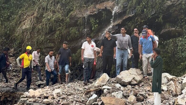 गाढ़–गदेरे–ढौंड–ढंगार पार कर DM सविन बंसल पहुँचे आपदा प्रभावित परिवारों के पास, जाना 4 हजार आबादी का दर्द   