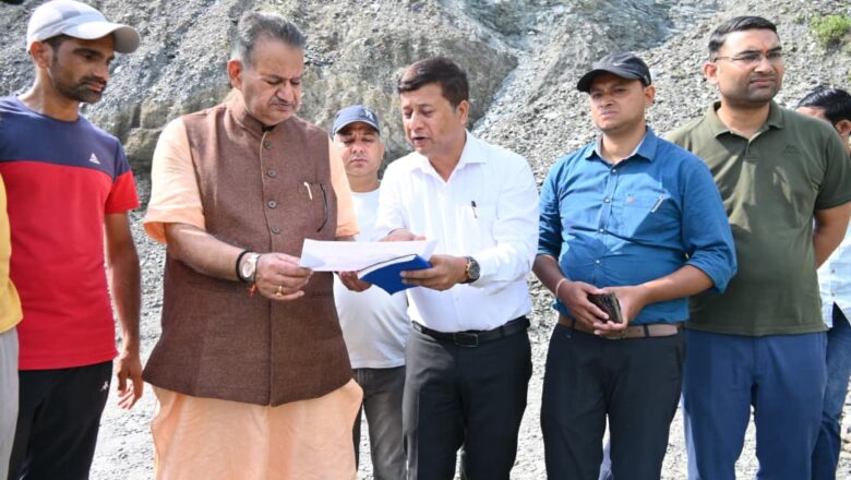 मंत्री गणेश जोशी ने आज मसूरी विधानसभा क्षेत्र के भीतरली गांव का दौरा कर अतिवृष्टि से क्षतिग्रस्त सड़क का स्थलीय निरीक्षण किया   