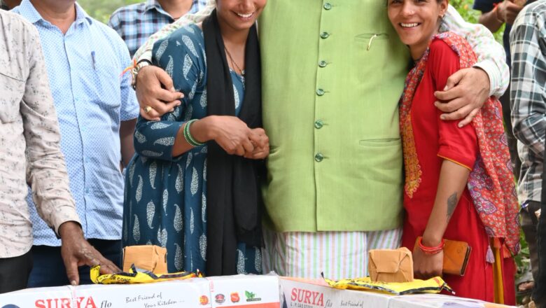 प्रभावित दोनों बहनों की आंखों में खुशी के आंसू छलक पड़े और वे मुस्कुराते हुए बोलीं – “थैंक्यू मंत्री जी