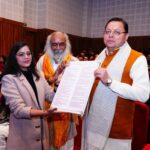 मुख्यमंत्री ने भावुक होकर अपनी माता जी के संघर्षों को याद करते हुए कहा कि एक सैनिक की पत्नी होने के नाते किस तरह से उन्होंने पहाड़ के जीवन को जिया