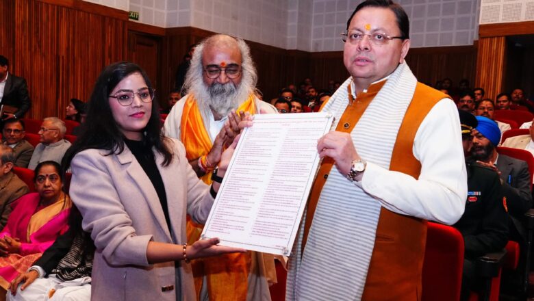 मुख्यमंत्री ने भावुक होकर अपनी माता जी के संघर्षों को याद करते हुए कहा कि एक सैनिक की पत्नी होने के नाते किस तरह से उन्होंने पहाड़ के जीवन को जिया