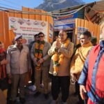 तीर्थयात्रियों से संवाद करते हुए कृषि मंत्री गणेश जोशी ने यात्रा अनुभव बेहतर बनाने के लिए और सुझाव मांगे