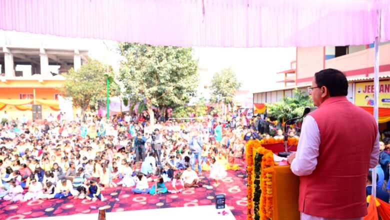 मुख्यमंत्री धामी ने बताया कि राज्य सरकार उत्तराखंड को विश्व की आध्यात्मिक राजधानी बनाने के संकल्प के साथ कार्य कर रही है