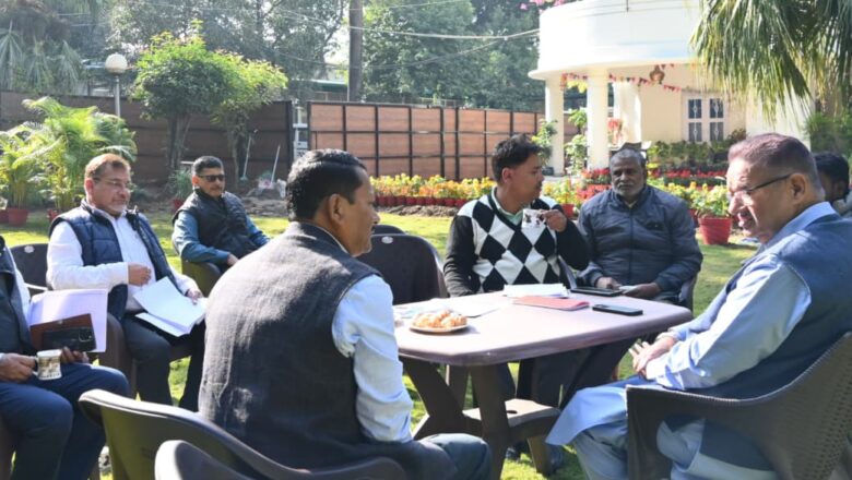 एमडीडीए के माध्यम से मसूरी विधानसभा क्षेत्र के विकास कार्यों की समीक्षा करते मंत्री गणेश जोशी