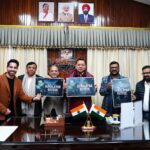 मुख्यमंत्री धामी ने कहा कि यह फ़िल्म युवाओं को कठिन परिस्थितियों में धैर्य और कर्मनिष्ठा का संदेश देगी।