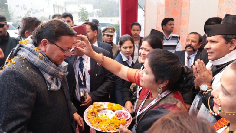नोएडा में आयोजित 15वें उत्तराखंड महाकौथिक में पहुंचे मुख्यमंत्री पुष्कर सिंह धामी