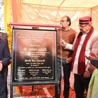 मसूरी विधानसभा क्षेत्र अंतर्गत भट्टा फॉल के समीप ग्रामोत्थान परियोजना (REAP) के अंतर्गत ₹100.91 लाख की लागत के वे-साइड एमेनिटीज निर्माण कार्य का शिलान्यास करते ग्राम्य विकास मंत्री गणेश जोशी