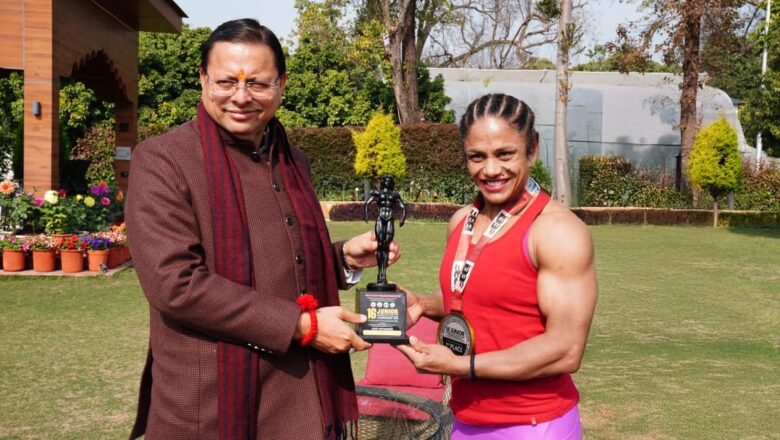 मुख्यमंत्री धामी ने उत्तराखंड की बेटी एवं अंतरराष्ट्रीय महिला बॉडीबिल्डर प्रतिभा थपलियाल को बॉडीबिल्डिंग क्षेत्र में उल्लेखनीय उपलब्धियों के लिए सम्मानित किया