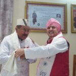 श्रीमहंत देवेन्द्र दास जी महाराज ने कैबिनेट मंत्री भरत चौधरी को श्री दरबार साहिब का स्मृति चिन्ह भेंट कर सम्मानित किया