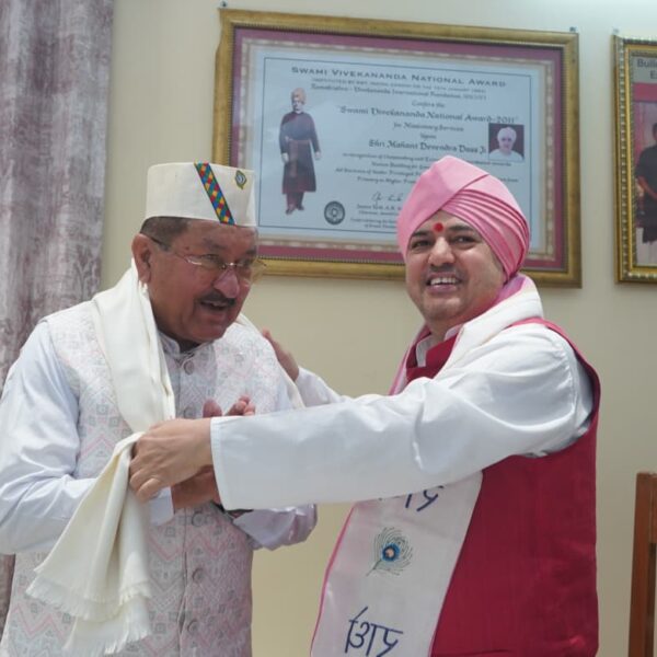 श्रीमहंत देवेन्द्र दास जी महाराज ने कैबिनेट मंत्री भरत चौधरी को श्री दरबार साहिब का स्मृति चिन्ह भेंट कर सम्मानित किया