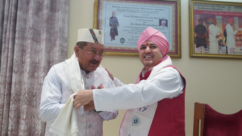 श्रीमहंत देवेन्द्र दास जी महाराज ने कैबिनेट मंत्री भरत चौधरी को श्री दरबार साहिब का स्मृति चिन्ह भेंट कर सम्मानित किया