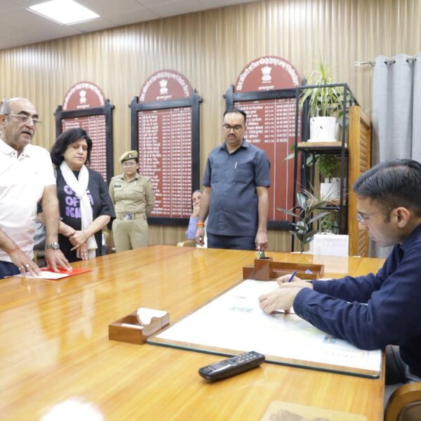 जिलाधिकारी सविन बंसल के निर्देश पर दिव्यांग बच्ची को मिलेगा सहारा