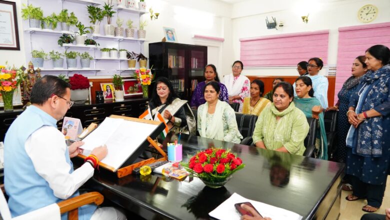 सीएम धामी ने सुनी आंगनबाड़ी कर्मियों की समस्याएं, समाधान का भरोसा