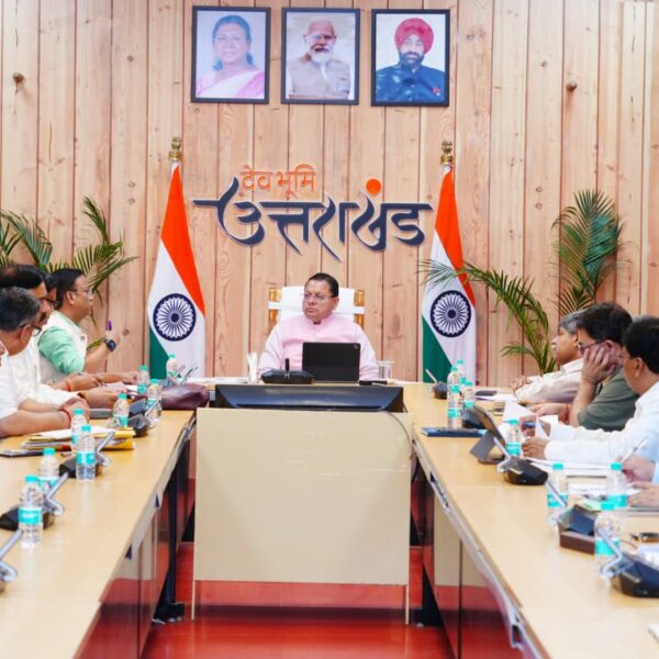 मुख्यमंत्री धामी ने निर्देश दिए कि पेयजल टैंकरों की पूरी उपलब्धता बनी रहे तथा क्षतिग्रस्त पेयजल लाइनों को शीघ्र सुचारू किया जाए