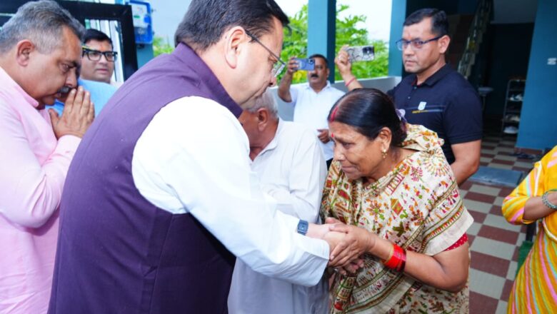 शहीदों के सम्मान और परिवारों के कल्याण को प्रतिबद्ध सीएम धामी, परिजनों से किया आत्मीय संवाद