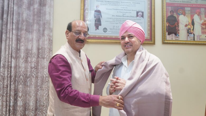 श्री दरबार साहिब पहुंचे स्वास्थ्य मंत्री सुबोध उनियाल, श्रीमहंत देवेन्द्र दास जी महाराज जी से की भेंट