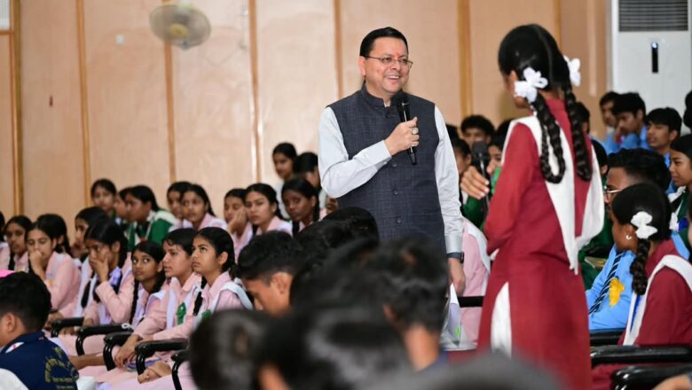 छात्रों ने पूछा कैसे रुकेगा पलायन, कैसे बढ़ेगा रोजगार? सीएम धामी ने गिनाईं सरकार की योजनाएं और युवाओं को दिया बड़ा मंत्र
