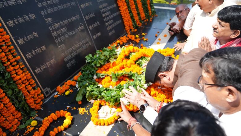 रामपुर तिराहा के अमर बलिदानियों को मुख्यमंत्री धामी ने दी श्रद्धांजलि 
