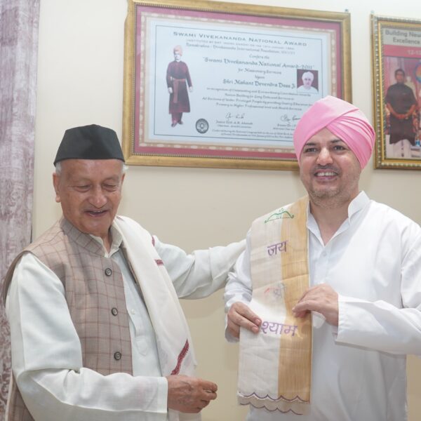 श्रीमहंत देवेन्द्र दास जी महाराज के नेतृत्व में शिक्षा, स्वास्थ्य और मानव सेवा के क्षेत्र में श्री गुरु राम राय ग्रुप के कार्यों की भगत सिंह कोश्यारी ने सराहना की।