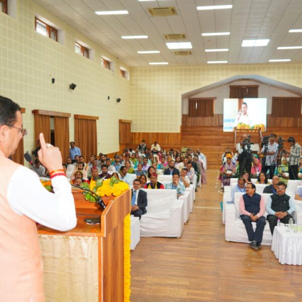 मुख्यमंत्री धामी ने कहा कि पूर्ण साक्षरता की उपलब्धि को मंजिल नहीं, बल्कि नई शुरुआत के रूप में देखना होगा