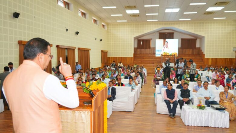 मुख्यमंत्री धामी ने कहा कि पूर्ण साक्षरता की उपलब्धि को मंजिल नहीं, बल्कि नई शुरुआत के रूप में देखना होगा