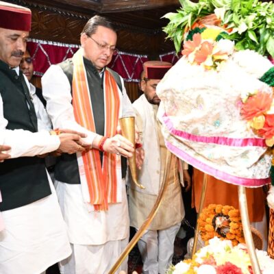 मुख्यमंत्री धामी ने बाबा विश्वनाथ से प्रधानमंत्री मोदी के स्वस्थ एवं दीर्घायु जीवन की कामना की