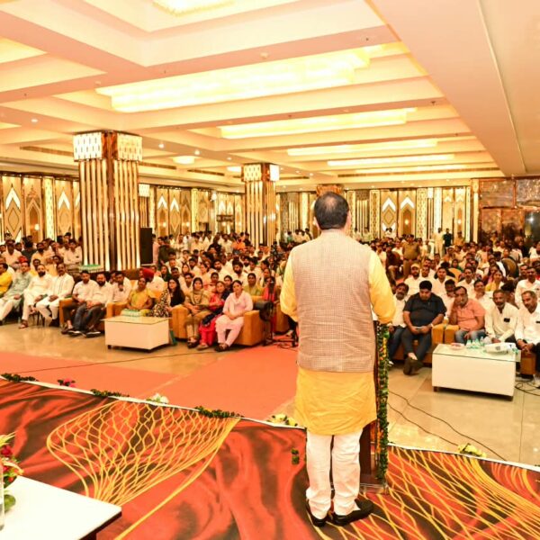 मुख्यमंत्री धामी ने कहा कि स्वयं सहायता समूहों, महिला उद्यमिता, कृषि, बागवानी, स्थानीय उत्पादों और पर्यटन को बढ़ावा देकर ग्रामीण अर्थव्यवस्था को मजबूत किया जा रहा है