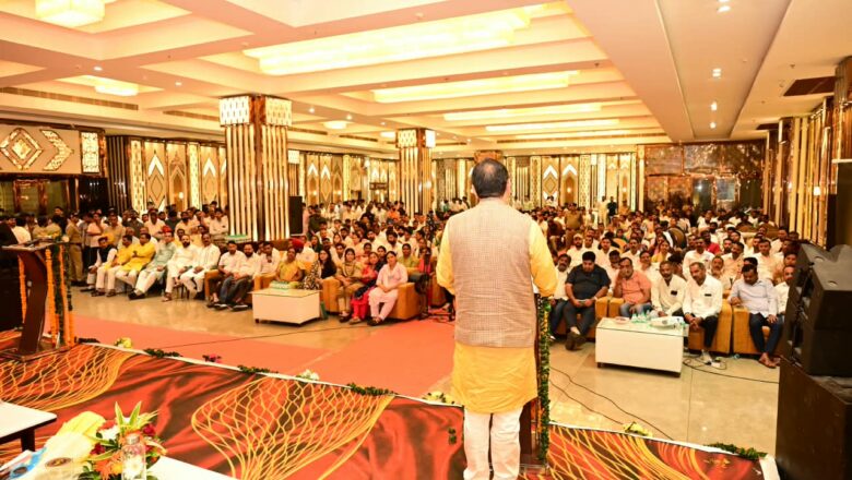 मुख्यमंत्री धामी ने कहा कि स्वयं सहायता समूहों, महिला उद्यमिता, कृषि, बागवानी, स्थानीय उत्पादों और पर्यटन को बढ़ावा देकर ग्रामीण अर्थव्यवस्था को मजबूत किया जा रहा है