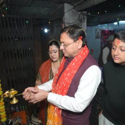 मुख्यमंत्री पुष्कर सिंह धामी एवं श्रीमती गीता धामी ने श्री हरि चंद देवता मंदिर में विधि-विधान से की पूजा-अर्चना