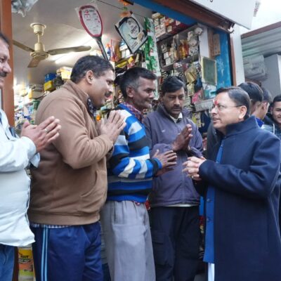 मुख्यमंत्री धामी से मिलने उमड़े लोग, आत्मीय संवाद ने जीता जनता का दिल